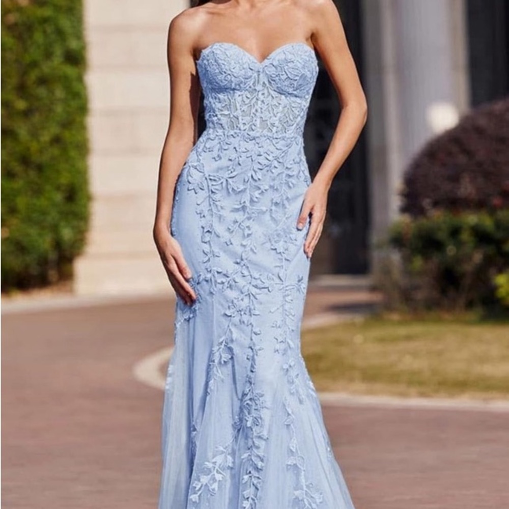 Elegant Light Blue Strapless Lace Dress
